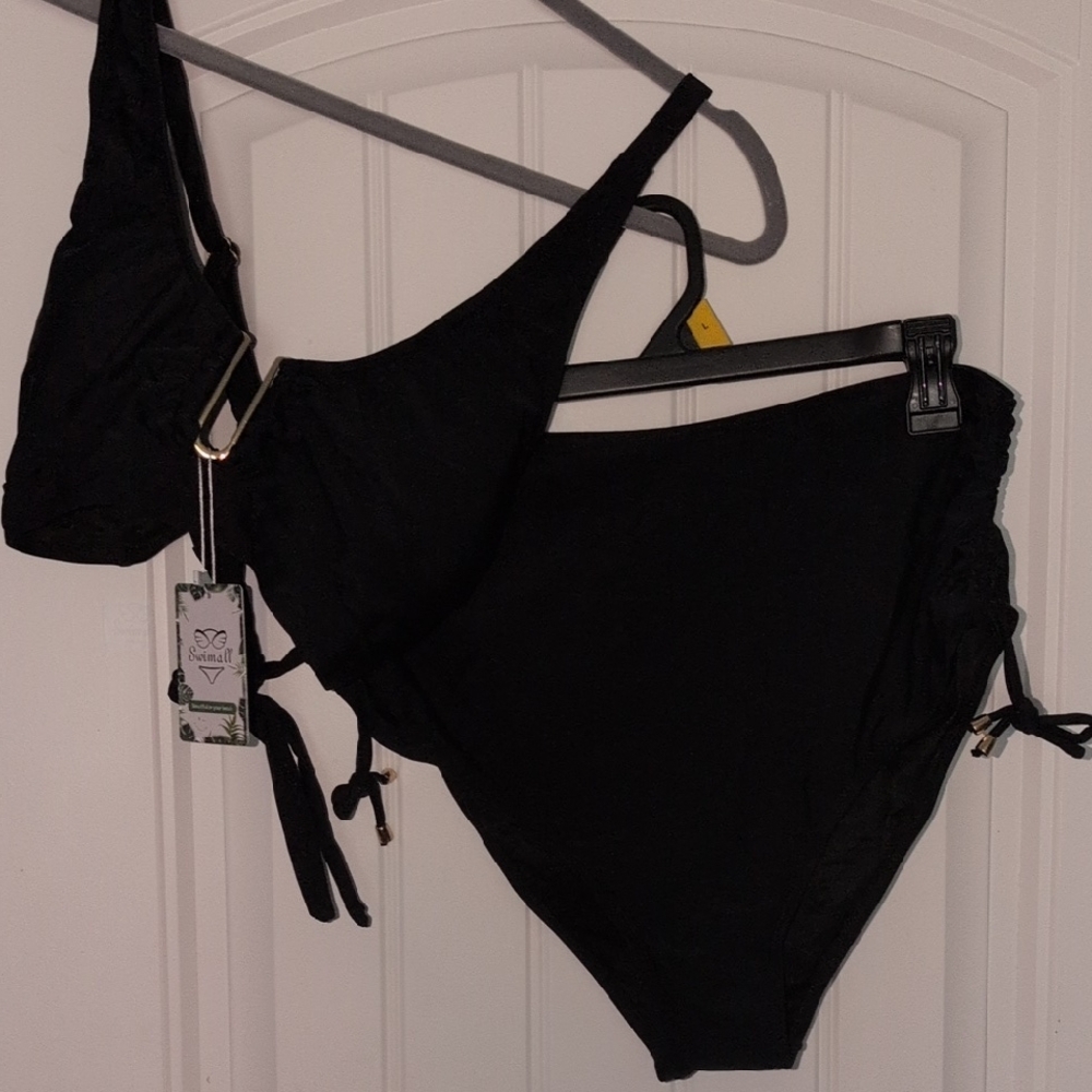 Elegant Black Bikini Set - Picture 3 of 4